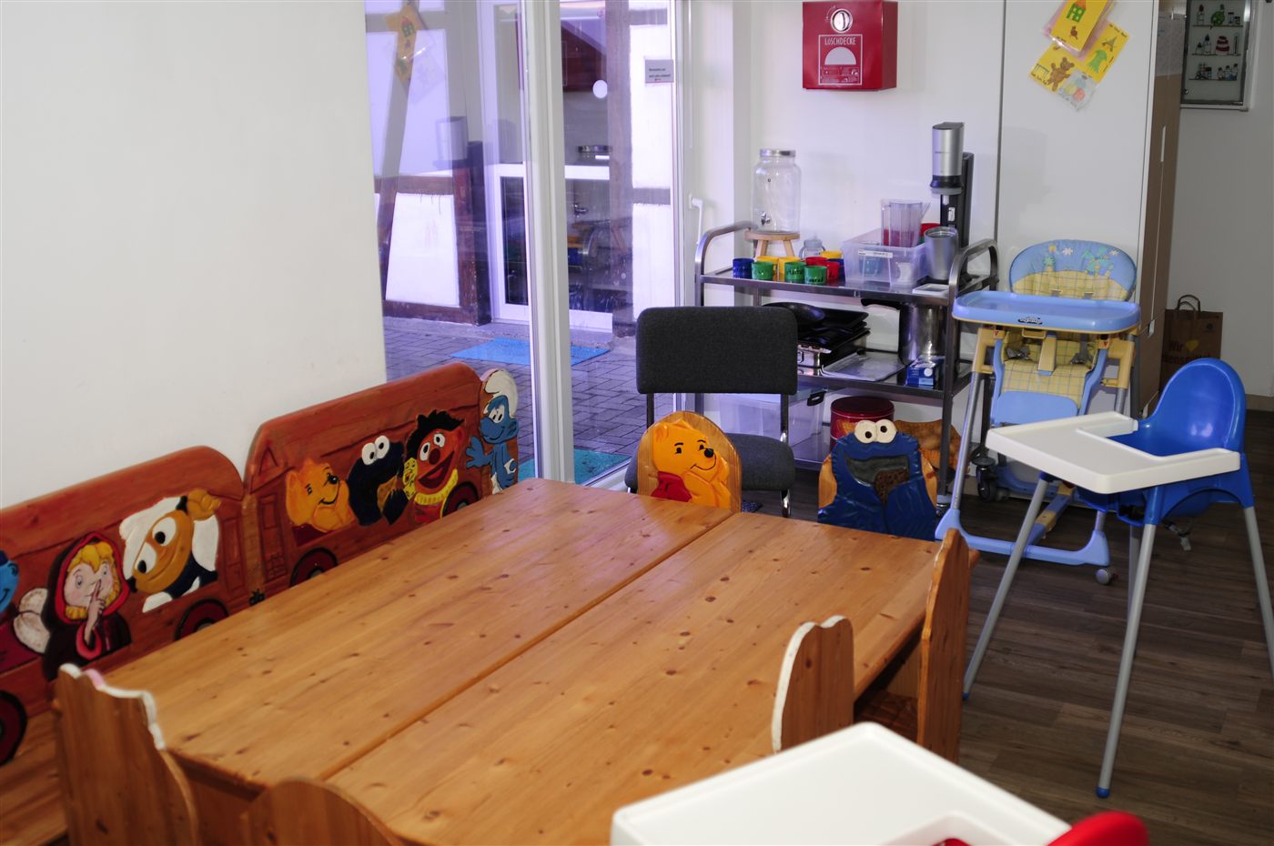 Essbereich der Kinderkrippe Krümelkeks mit kindgerechten Tischen